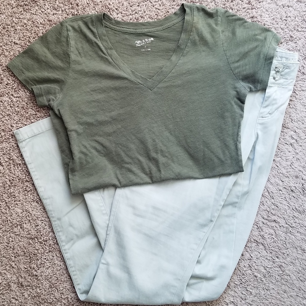 Arizona Jean Company V-Neck T-shirt Green {Junior's Medium}